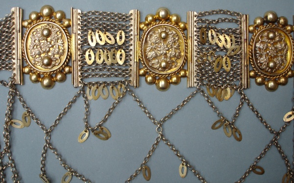 Pás k ženskému slavnostnímu kroji, stříbrný, místy pozlacený. Asi dílna Antonína Wybraniece (1861–1940) z Těšína. Slezsko, okolí Českého Těšína, 90. léta 19. století. Etnografické oddělení Národního muzea, H4-102343. Zdroj: Monika Tauberová 2012