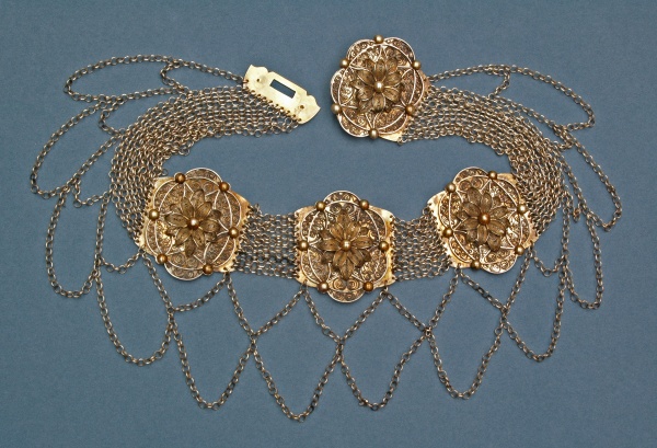 Pás ženský, stříbrný, řetízkový, destičky jsou spojovány 11 stříbrnými řetízky. Slezsko, Český Těšín, 90. léta 19. století.  Etnografické oddělení Národního muzea, H4-26241. Zdroj: Monika Tauberová 2012