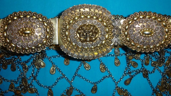 Pás stříbrný ženský, filigránový, s obdélnými pozlacenými destičkami. Pás stříbrný ženský, filigránový, s obdélnými pozlacenými destičkami. Puncovní značka „AH“ zlatník Adolf Horak (1902–1970) působící v Těšíně. Slezsko, Těšínsko, 30. léta 20. století. Etnografické oddělení Národního muzea, H4-84163. Zdroj: Monika Tauberová 2012