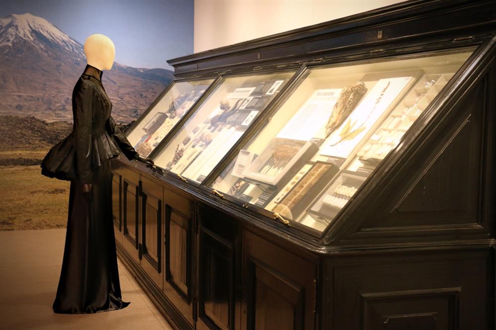 Šaty s „honzíkem“ ze společenské kolekce, hedvábný taft, Helena Fejková, 2010. Zdroj: Národní muzeum