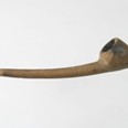 Dýmka, Kahové, Tanzanie, d.: 18 cm (inv.č. 6240).