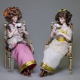 Kdyby měla některá holčička z dobře situované rodiny velké štěstí, mohla by kolem roku 1900 dostat jako dárek tyto krásné porcelánové loutky. Otázkou je, zda by si s nimi mohla vůbec hrát...