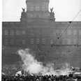 Nepokoje v horní části Václavského náměstí při okupaci Československa 1968. Foto: Kříž